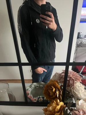 Alessandro Zavetti zip hoodie svart med vita detaljer  - Säljer denna sjukt stilrena zip hoodie då den tyvärr har blivit lite lite liten och inte använt så super mycket längre. Den är använt ett fåtal gånger men det är inget som märks. Storlek M och sitter nog som en S/M. Kan gå ner i pris vid en snabb och smidig affär! Köparen står för frakten😁