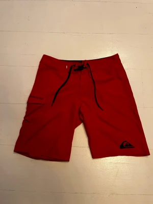 Quicksilver badbyxor - röda badbyxor från Quiksilver. Dom är i storlek 31 sitter ungefär s-m👍