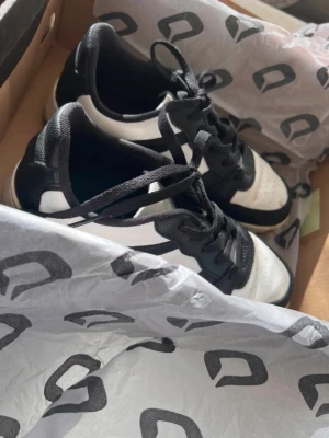 Svarta och vita låga sneakers - Vita & svarta skor. Använt kanske en gånger men de är lite smutsiga vid botten men det går absolut att tvätta bort!