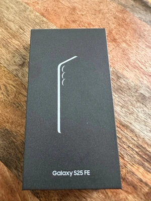 Helt ny Samsung Galaxy S25 FE svart - Samsung Galaxy S25 FE i elegant svart färg. Lådan har en stilren design med en siluett av mobilen och tydlig modellbeteckning. Perfekt för dig som vill ha en modern Android-telefon med snygg look och smarta funktioner.