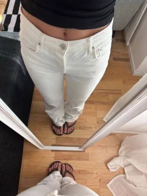 Vita jeans  - Säljer ett par vita jeans med rak passform och hög midja. Har lite missfärgning och slitage som syns på bilderna.