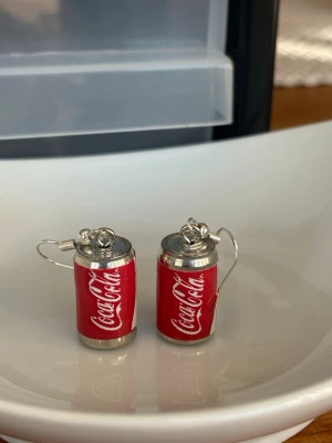 Örhängen Coca-Cola burk ❤️ - Örhängen med silverpläterade nickelfria örkrokar💕