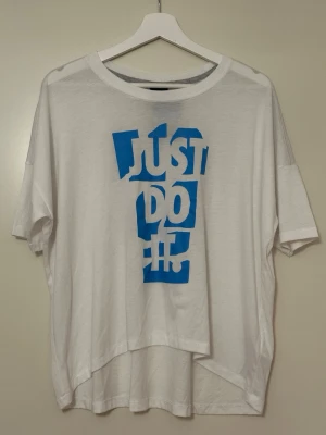 Nike T-shirt - Oanvänd Nike T-shirt i skönt material. Storlek M