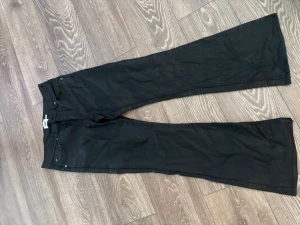 Svarta bootcut jeans från 197 - Säljer ett par svarta bootcut jeans från 197 med låg midja. Jeansen har klassisk femficksdesign och är tillverkade i ett mjukt denimtyg. Perfekta för dig som gillar en retro och avslappnad stil.