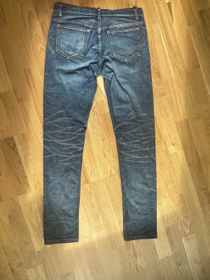 Apc petit new standard  - Säljer nu dessa jeans från A.P.C som håller en väldigt hög standard och kvalite. Storlek 31 och passformen är rak. Hör av dig om du vill ha mer bilder/mått eller annat:)