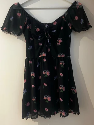 Blommig svart jumpsuit från ASOS - Supersöt svart jumpsuit från ASOS DESIGN med blommigt mönster i rosa och lila. 