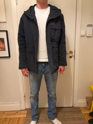 Vintage C.P Company jacka - Säljer denna marinblå vintage C.P. Company Parka från AW1999 eller SS2000. Den är i ett mycket gott skick för åldern. Jackan har Fast Luva, YKK-dragkedja, justerbar midja samt flera praktiska fickor. Ett ovanligt och välbevarat exemplar från en eftertraktad period i C.P. Companys historia.  Storlek: 48 (M) Material: 100% bomull Tillverkad i Italien  Hör gärna av dig vid frågor eller funderingar.