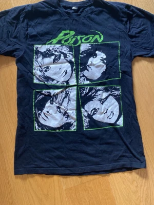 Svart Poison band t-shirt - Svart Poison t-shirt med första plattan som tryck. 