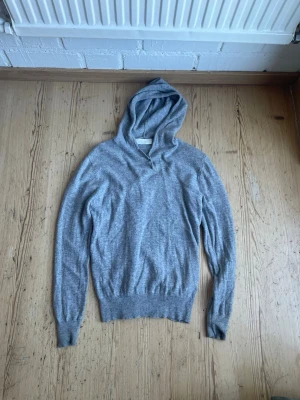 Grå Sayless Kashmir hoodie ( 153-163 cm  - En grå sayless kashmir hoodie som jag inte exakt vet storleken på men som jag tror passar ungefär 153-163cm. Den är i fin fint skick, priset är bara lågt för jag vill få den såld.