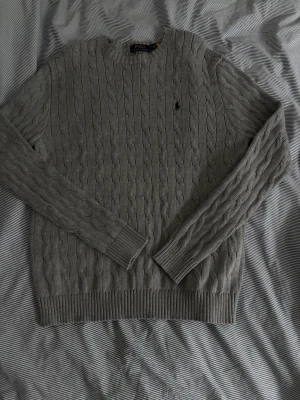Grå tröja Polo Ralph Lauren - Snygg grå tröja från Polo Ralph Lauren. Storlek M. Använd några gånger. 