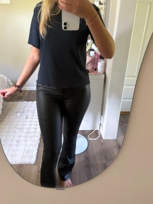 Svarta utsvängda skinn byxor  - Snygga bootcut skinn byxor, helt nya🌸