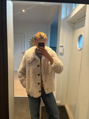 Jättefin fluffig teddyjacka  - Jättefin fluffig vit teddyjacka från Vero Moda. Skicket syns på bilderna. Om du har någon fråga eller fler bilder är det bara att fråga💞