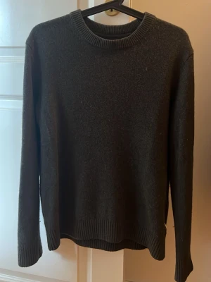 Premium Jack and Jones stickad tröja - En enkel och stilren mörkbrun stickad tröja med rund halsringning och ribbade muddar vid ärmslut och nederkant. Tröjan har en rak passform och är perfekt för lager på lager. Storleken är M men sitter som S!🙌