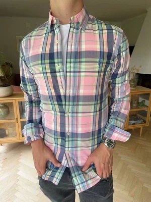 Ralph Lauren skjorta slim fit rosa rutig herr - Klassisk långärmad skjorta från Polo Ralph Lauren i modellen Slim Fit. Storlek S (Small). Rosa rutig i härlig vintagekänsla. Mycket fint skick och gjord i mjuk, slitstark bomull.Sökord: ralph lauren skjorta herr small slim fit rutig rosa vintage trend#ralphlauren #poloralphlauren #vintagepolo #slimfit #herrskjorta #rutigskjorta #ralphlaurens. Viss missfärgning på innersidan av kragen. Knappt att man ser!