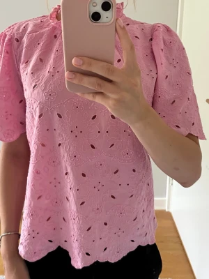 Holly & Whyte blus rosa - Holly & Whyte blus rosa S.                                     Använd en gång. Andra säljer denna för 200 kr priset kan diskuteras