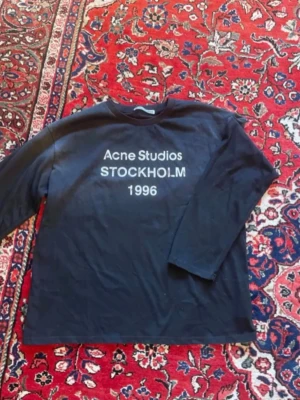 Acne Studios tröja - Tröjan från Acne studios är eftertraktad för en anledning. Mycket populär nu till sommar, och denna har använts fåtal gånger. Därför inga tecken på tydlig användning. Tveka inte att skriva!
