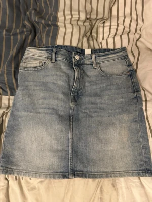 Ljusblå jeanskjol  - Ljus blå jeanskjol från H&M. Perfekt lång och skön 