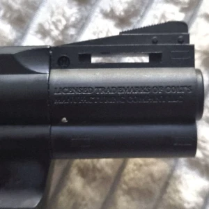 Colt Python 357 2.5tum CO2 4.5mm luftpistol, 1 mån gammal - Helt ok revolver tom TEAM tradera har utrett den så den är i toppskick!  Colt Python 2.5" CO2-luftrevolver 4,5 mm Klassisk revolver med realistisk känsla – kompatibel med både diaboler och BBs.  Köpt runt 20de maj så den är verkligen i nyskick. Gick på 1490kr om jag inte minns fel.   Colt Python 2.5" är en CO2-driven luftpistol som levererar både kraft och realism i en kompakt och smidig revolverdesign.  Med två olika magasin kan du skjuta både 4,5 mm diaboler och stålrundkulor (BBs), vilket gör