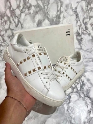Valentino  - QSäljer ett par Valentino Rockstuds i mycket fint skick. Storlek: 37 Skick: 9,4 Färg: Vit alla nitar kvar! 📦 Ingår: box samr valentino kort 💰 Pris: 2499 kr Snabb affär prioriteras – seriösa bud välkomna. Skriv gärna för fler bilder eller frågor.