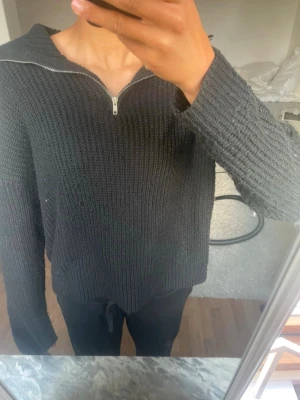 Svart stickad tröja med dragkedja - Säljer en svart stickad tröja med halv dragkedja framtill. Tröjan har hög krage som kan vikas ner och är ribbstickad med långa ärmar. Säljer då den ej kommer till användning hos mig. Varumärkslappen är borta så osäker vart den kommer ifrån. Sitter som en storlek S. Lite knottrig men inget man tänker på.💕