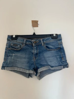 Blå denimshorts  - Säljer ett par klassiska blå jeansshorts från denimlife i storlek XS/S.