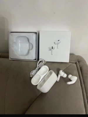 Vita trådlösa in-ear hörlurar - Säljer ett par vita trådlösa in-ear hörlurar med laddningsetui och USB-C kabel. Hörlurarna har en stilren och kompakt design med silikonproppar för bra passform. Perfekta för musik, poddar och samtal. Levereras i originalförpackning.