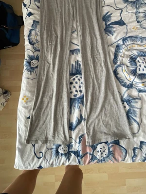 Grå mjukisbyxor från Gina Tricot - Säljer ett par ljusgrå mjukisbyxor från Gina Tricot i storlek M. Byxorna har raka ben och är gjorda i ett mjukt och stretchigt material som känns skönt mot huden. Perfekta för chill dagar hemma eller när du vill vara extra bekväm.