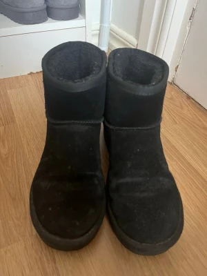 Svarta fluffiga boots  - Fina uggs, vet ej vart dom är köpta. Möjligtvis Boozt. Använda, men har mycket kvar att ge. ”Fodret” eller vad man ska säga har förstörts på insidan, inget som påverkar skon i sig, kanske bara lite oskönt.   Postar mellan 1-3 dagar efter köp.   Hör gärna av dig om du har frågor eller vill ha fler bilder!