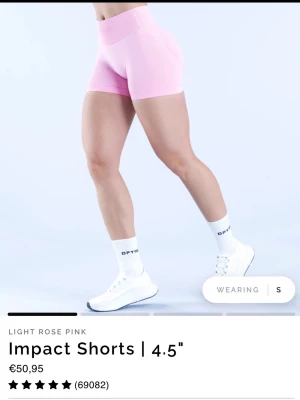 Dfyne Ljusrosa tighta träningsshorts - Säljer ett par ljusrosa, tighta träningsshorts med hög midja. Shortsen är stretchiga och perfekta för gymmet eller annan träning. De har en enkel design utan synliga detaljer och sitter bekvämt på kroppen. Storlek M men passar S också.