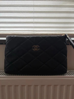 Clutch bag - Kommer ej till användning, bredd: 33cm & höjd:20cm. Rymmer mycket o man får plats med det mesta