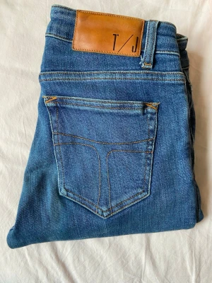 Tiger of Sweden jeans - Säljer dessa blåa tiger of Sweden jeans i en avslappnad/skinny look perfekt till våren och hösten. Storlek 28/30 perfekt till en clean look.