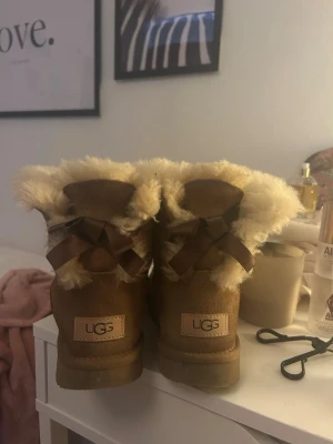 Ugg stövlar - Säljer i ett par Ugg boots some jag köpte förra hösten. Jag tycker dem är jättefina och mysiga men säljer då jag vill köpa något nytt till denna hösten.   Jag har tagit hand om dem men dem har lite tecken på användning, dock inte så synligt. Pälsen är fortfarande i bra skick även om den är lite nedtrampad.  Nypris 2500kr  Skriv till mig för fler bilder!