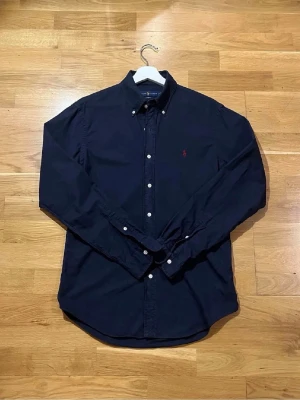 Mörkblå Ralph Lauren skjorta  - Klassisk Ralph Lauren skjorta | Storlek: M, Slim Fit | Skick: Nyskick | Kvitto finns! | Kom privat vid frågor, allt gott |