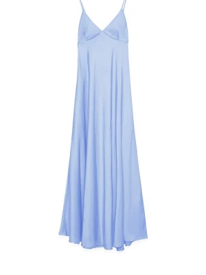 Ljusblå långklänning med smala band - Säljer en elegant ljusblå långklänning med smala axelband och v-ringning då denna inte kom till användning. Klänningen har en flowy siluett och är tillverkad i ett glansigt material som ger en lyxig känsla. Med snörningen baktill kan man anpassa hur tight/löst man vill ha klänningen vilket dessutom påverkar siluetten som skapas. Passar perfekt till balen, bröllop, sittningar eller vid tillfällen man vill känna sig extra fin!  Nypris:799