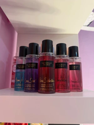5st Victoria’s secret body mists 125ML - Säljer 5 st Victoria’s Secret body mists i olika härliga dofter! Aqua kiss Love spell Pure seduction Temptation Romantic Perfekta för dig som älskar VS-dofter och vill ha flera att välja mellan! 🩷 Alla är i fint skick. Säljes gärna tillsammans!