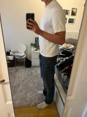 Vit basic t-shirt  - Tja, säljer en snygg vit t-shirt från Zara. Storlek S och i toppen skick. Skriv till mig vid minsta fundering. Mvh Marius