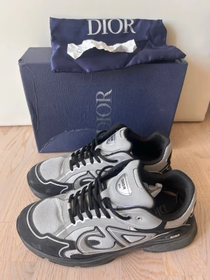 Dior b30 svarta och gråa skor - Mycket fint skick, allt på bild inkluderas | fraktar inom 24 timmar | tar bud:)