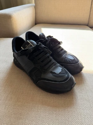 Valentino Rockrunners svart - Säljer dessa valentino rockrunners, perfekta skon nu inför höst/vinter. Dom har ett litet hål som summa i bilderna och innersulorna är smått defekta. De är storlek 44. Endast skor medföljer.