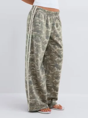 Slutsålda Cargobyxor camo med vita ränder - Byxor från Gina Tricot i camomönster med raka ben och vita stripes längs sidorna. Byxorna har resår i midjan för skön passform.. Materialet är mjukt och byxorna är otroligt sköna. Lapparna sitter kvar då dem är för små för mig, vilket betyder att de aldrig är använda 