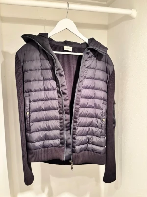 Blå Moncler jacka med luva - Har för mycket jackor därför är det dags att sälja min blå moncler jacka med luva. Den är storlek Medium. Väldigt bekväm och går att använda året om. Den har använts sparsamt och är i väldigt bra skick. Vid snabb och smidig försäljning kommer bra pris. Tveka inte att skriva om ni har frågor. Mvh Pontus.