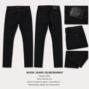 Svarta slim jeans från Nudie Jeans - Snygga svarta slim/skinny jeans från Nudie Jeans i stretchdenim. Jeansen har minimalistisk design, fem fickor och smal passform som sitter tajt längs benen. Perfekta för dig som gillar en clean och modern look.