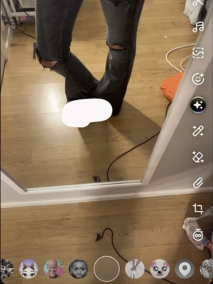 Svarta slitna jeans med hål - Jättesnygga jeans med slitna hål på knäna o låret ifrån gina tricot❣️ använts en del men är i bra skick, säljer för de är för små tyvärr. Kan tänka mig diskutera priset vid snabb affär🥰 Storlek Xs