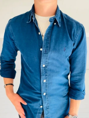 Mörkblå Ralph Lauren skjorta  - En riktig snygg mörkblå Ralph Lauren skjorta, Inga defekter! Modellen i bilden är 170cm 60 kg och bär storlek S, Kom med frågor!🌟(Kan gå ned i pris vid köp av paket😉) 