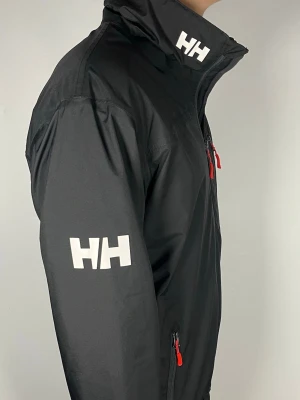 Helly Hansen vindjacka  - 👕 Plagg: vindjacka                                                                 📏 Storlek: M                                                                🏷️ Märke/Modell: Helly Hansen                                           ✨ Skick: Fint skick                                                      💬 Vid frågor är det bara att skriva!                                                                                          🛍️ Gramenti