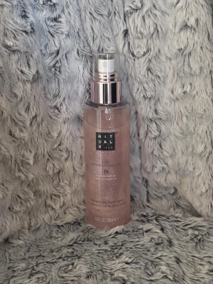 Shimmering body spray Rituals - Superfin Shimmering body spray från Rituals🩷 Sparsamt använd 