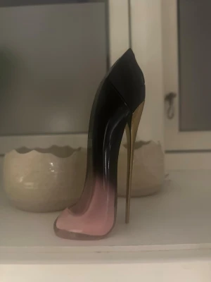 Carolina Herrera  - Säljer min Carolina Herrera Good Girl Blush Elixir parfym då knappt kommit till användning. Det är en jättegod blommig doft som passar perfekt till lite finare tillfällen. Kan tyvärr inte se hur mycket det är kvar men har använt den vid kanske 3-4 tillfällen. Originalpriset är 1530💕