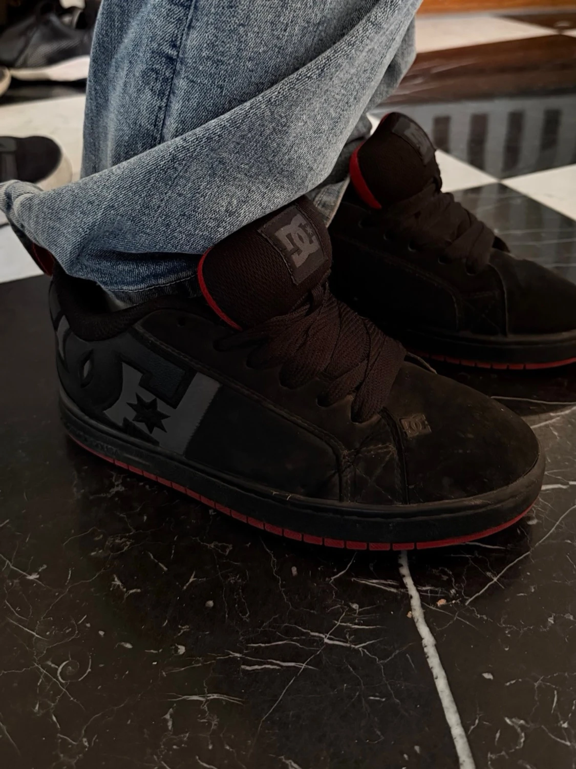 Svarta DC sneakers med röd detalj - 1