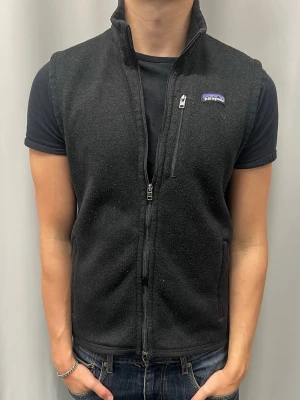 Patagonia fleece väst - Säljer nu denna feta fleece västen från Patagonia i storlek M, fint skick | jag är 185 cm och väger ca 76 kg och den sitter lite litet.