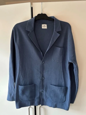 Jättefin blå John Henric cardigan i storlek L - Jättefin blå John Henric cardigan i storlek L. Väldigt snygg och populär perfekt nu till hösten och superfint skick!
