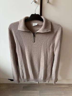 Superfin John Henric tröja M - Supersnygg populär och eftertraktad beige stickad John Henric tröja i storlek M. Grym passform och jättefin på perfekt nu till hösten. Jättebra utmärkt skick!